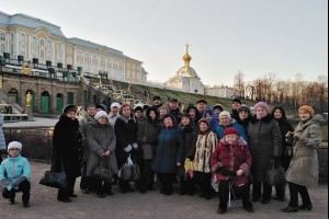 Участники экскурсии на фоне Большого Петергофского дворца